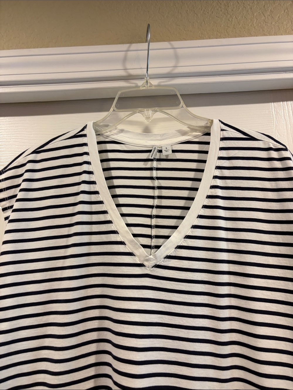 Nordstrom Striped V-Neck Tee - Black & White size L like new